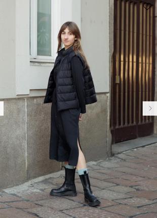 Ультралегкий пуховий жилет uniqlo, який складається у компактний мішечок