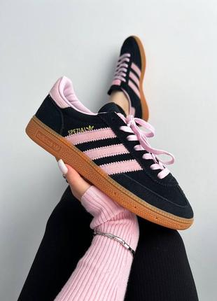 Жіночі витонченні adidas wmns handball spezial 'black clear pink gum'