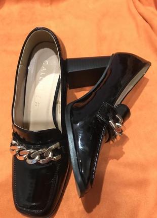Стильные лаковые черные туфли лоферы2 фото