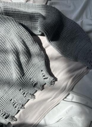 Серый рваный свитер boohoo5 фото