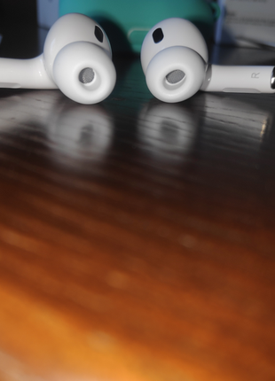 Apple airpods pro 2 продам свої бездротові наушники аир подс про 2 безпроводные наушники3 фото