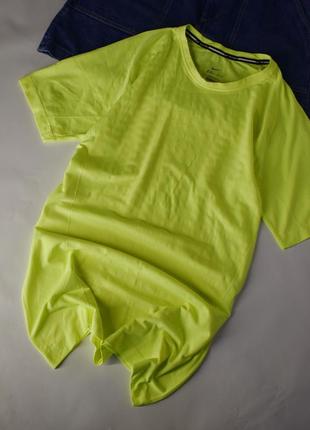 Яркая салатовая спортивная футболка для бега nike running l2 фото