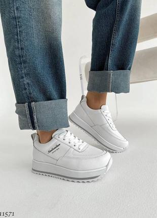Стильні та комфортні жіночі кросівки білі2 фото