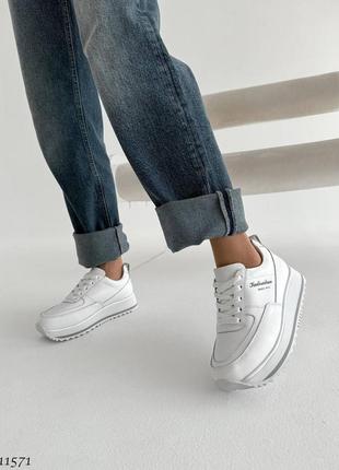 Стильні та комфортні жіночі кросівки білі9 фото