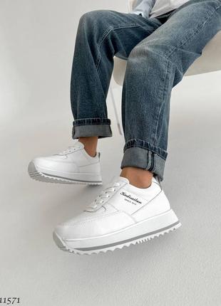 Стильні та комфортні жіночі кросівки білі4 фото