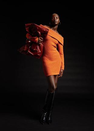 Оранжевое теплое платье с открытыми плечами h&amp;m s6 фото