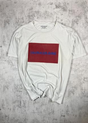 Белая футболка calvin klein с ярким красным логотипом – почувствуй стиль!1 фото