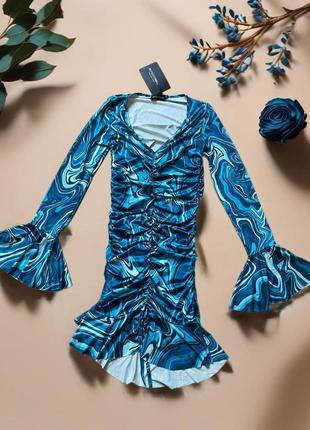 Платье слинкие с драпировкой в абстрактный принт prettylittlething plt3 фото