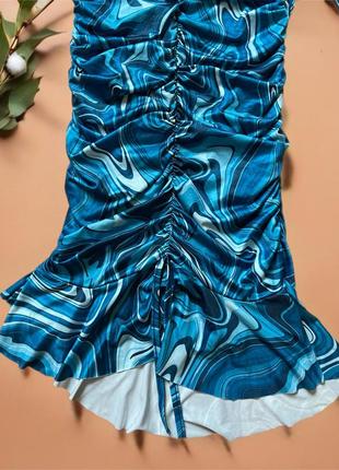 Платье слинкие с драпировкой в абстрактный принт prettylittlething plt4 фото