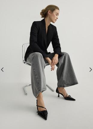 Черные лаковые туфли с ремешками kitten heels