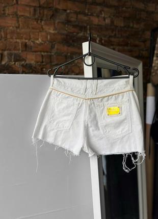 Dolce&amp;gabbana d&amp;g women’s white premium denim shorts with ripped details logo женские, премиальные, короткие, джинсовые шорты