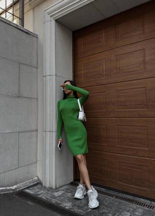 Вязаное бесшовное платье гольф