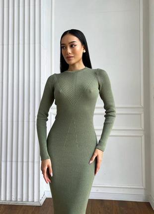 Платье макси мелкой вязки с оригинальным узором с спереди8 фото