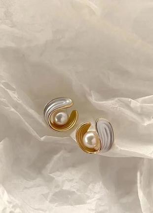 Стильні золотисті жіночі сережки кульчики підвіси серьги біла емаль перлини перли2 фото