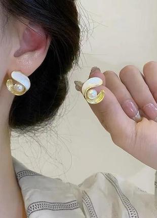 Стильні золотисті жіночі сережки кульчики підвіси серьги біла емаль перлини перли3 фото
