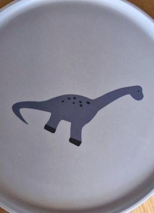 Набор бамбуковых тарелок от liewood с динозаврами.