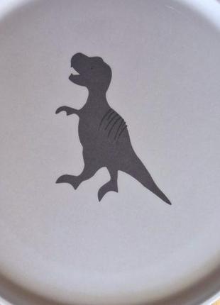 Набор бамбуковых тарелок от liewood с динозаврами.