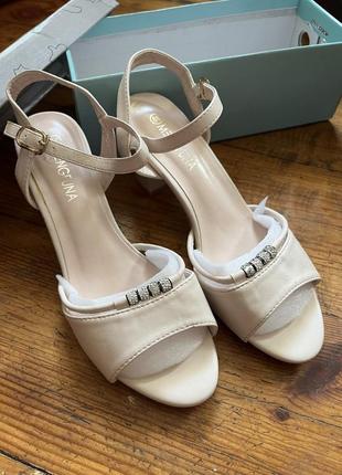 Босоніжки нові