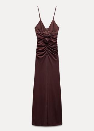 Сукня середньої довжини з рельєфними кольорами