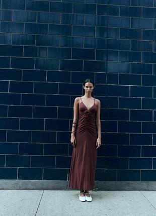 Сукня середньої довжини з рельєфними кольорами