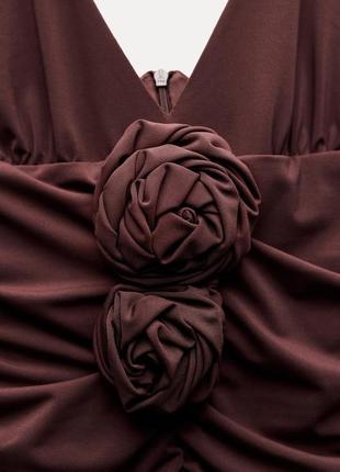 Сукня середньої довжини з рельєфними кольорами