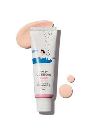 Тонирующий солнцезащитный крем с березовым соком round lab birch juice moisturizing tone up sunscreen, 50 мл