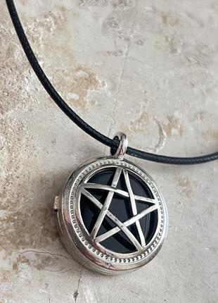 Черный натуральный камень агат в пентаграмме защитный амулет