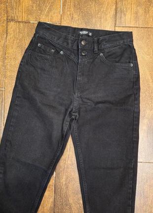 Классные черные джинсы с кокеткой mom pull&bear, размер 36.4 фото