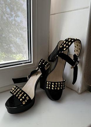 Босоніжки з шипами з натуральної замші