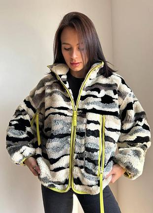 Шубка в стиле ugg зебра бело серая короткая