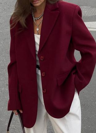 Очень стильный пиджак цвета бордо