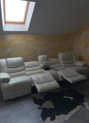 Шкіряний диван з оттоманкою і баром реклайнер.