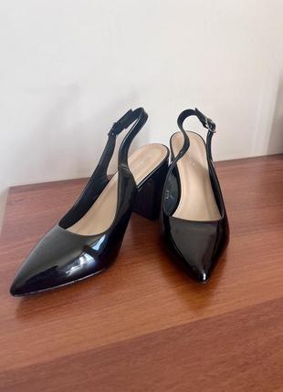 Красивые, элегантные туфельки с очень красивым носиком, без дефектов