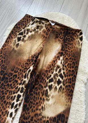 Брюки клеш с разрезами леопардовый принт брюки лосины