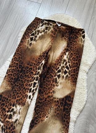Брюки клеш с разрезами леопардовый принт брюки лосины