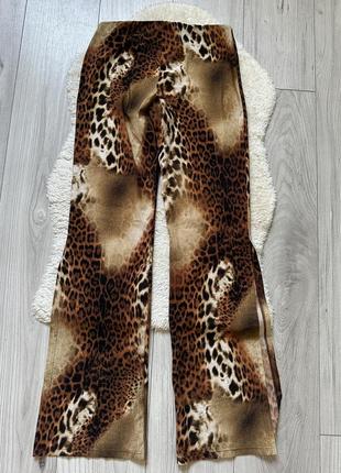 Брюки клеш с разрезами леопардовый принт брюки лосины