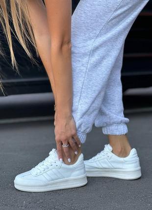 Кросівки жіночі