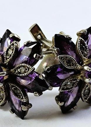 Симпатичные серебряные серьги с камнями.