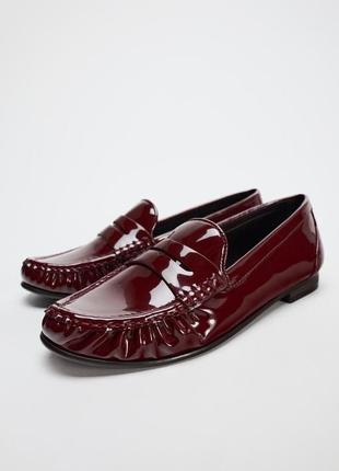 Лакированные бордовые лоферы женские zara new