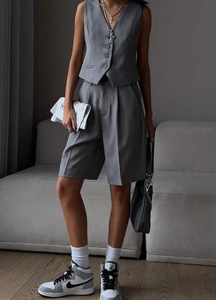 Костюм женский классический оверсайз жилетка на пуговицах шорты на высокой посадке с карманами качественный стильный серый
