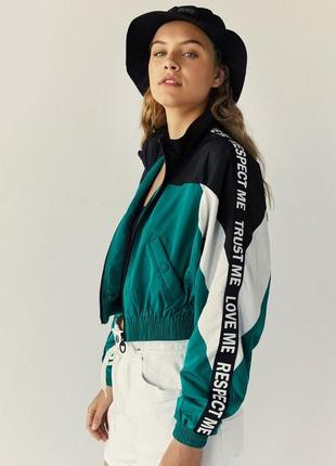 Короткая ветровка bershka