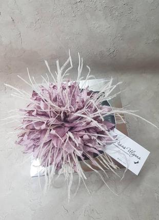 Квітка брошка рожева пудрова з пір'ям, 15 см2 фото