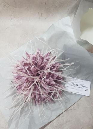 Квітка брошка рожева пудрова з пір'ям, 15 см10 фото