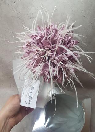 Квітка брошка рожева пудрова з пір'ям, 15 см5 фото