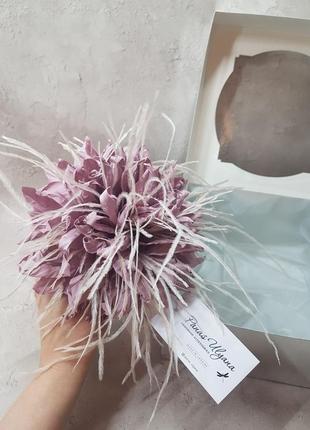 Цветок брошь розовая пудровая с перьями, 15 см9 фото