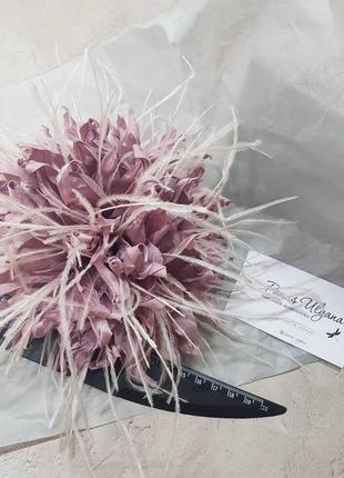 Квітка брошка рожева пудрова з пір'ям, 15 см6 фото