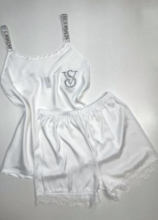 Пижама victoria's secret со стразами топ шортики атласная пудра белый3 фото