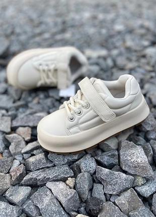 Светлые кроссовки для девочки