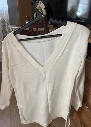 Светер с глубоким вырезом