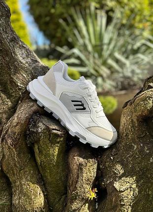 Женские кроссовки из эко кожи и текстиля в светлом цвете